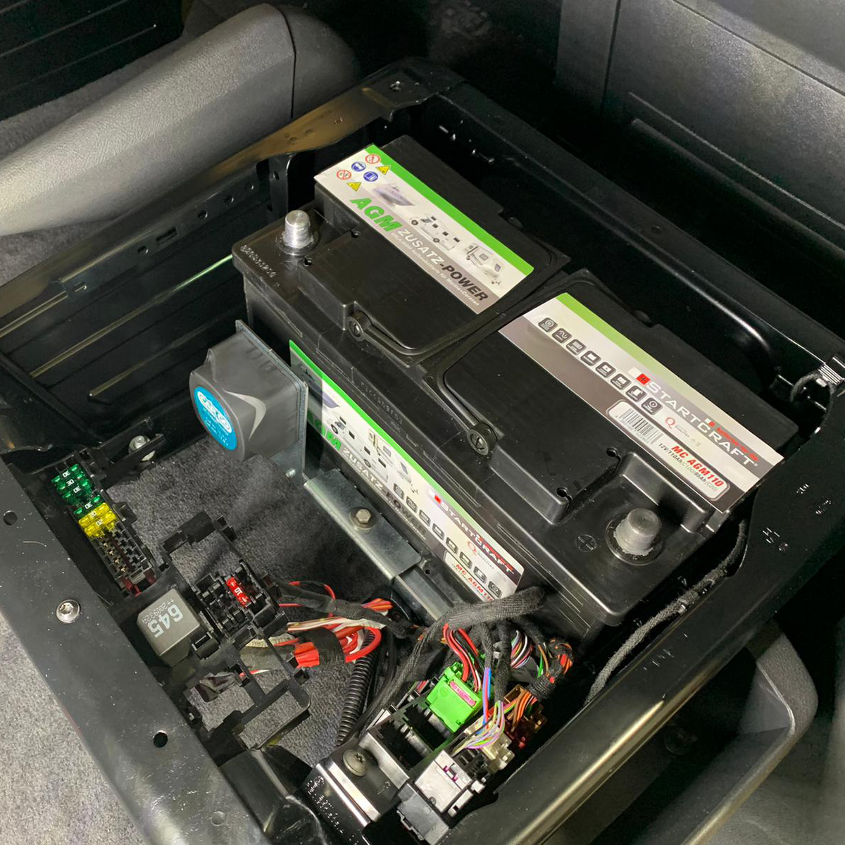 Nachrüstung einer zweit Batterie unter dem Fahrersitz des VW California2.  Batterie unter dem Fahrersitz mit digitaler Laderegelung